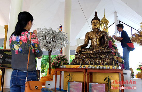 Du khách sau khi chiêm ngưỡng có thể vào lạy Phật cầu cho mình và gia đình được khỏe mạnh, bình an