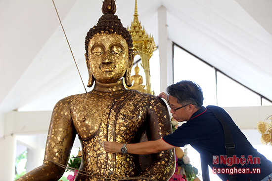 Sau khi làm lễ cúng phật xong, mỗi người sẽ mua một lá vàng mỏng để gián vào tượng phật để phật che chở và ban phước cho mình và gia đình