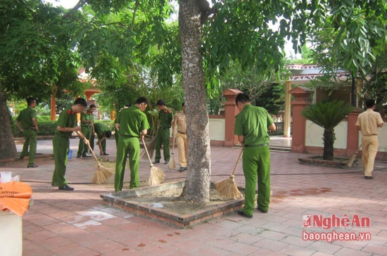 -Các đoàn viên thanh niên chi đoàn công an huyện Quỳnh Lưu tích cực vệ sinh môi trường, quét dọn khu lăng mộ, khu lưu niệm chuẩn bị cho lễ kỷ niệm