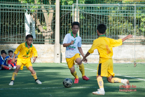 TN Tp.Vinh và TN Nghi Lộc chứng tỏ là đối thủ cân tài cân sức của nhau.