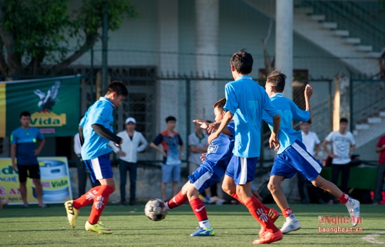 Cả hai nhập trận bằng lối đá chặt chẽ.