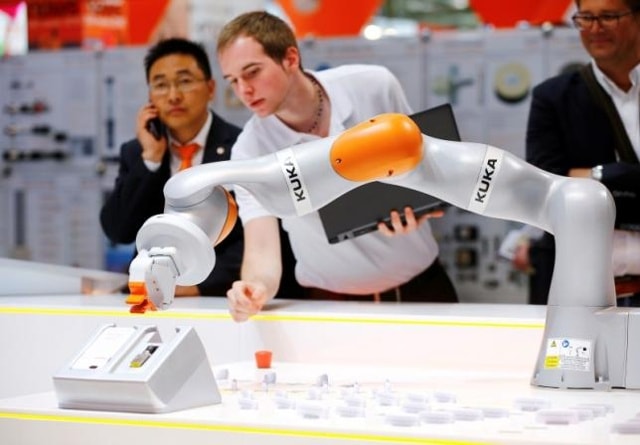 Doanh nghiệp Trung Quốc đề nghị mua lại Kuka đang gây quan ngại lớn tại Đức. Ảnh: Reuters.