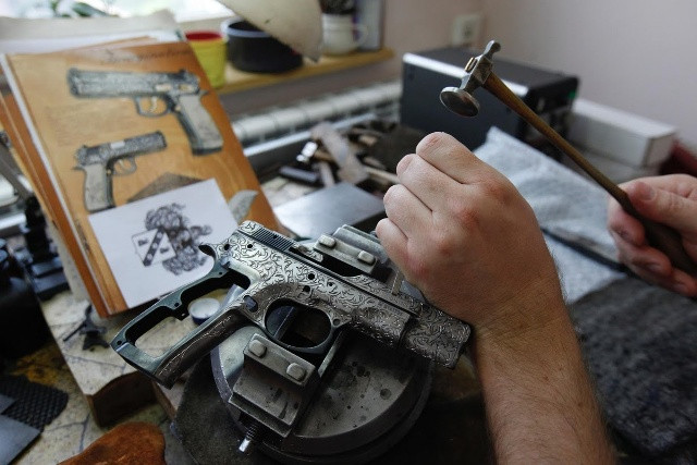 Một công nhân đang hoàn thành một khẩu súng lục trong nhà máy vũ khí Ceska Zbrojovka.