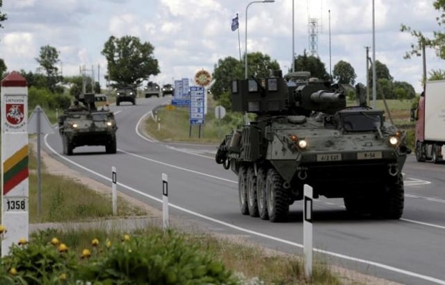 Quân đội Mỹ vượt biên giới Lithuania-Latvia trong cuộc diễu binh chiến thuật Dragoon Ride II hôm 6/6. Ảnh: Reuters.