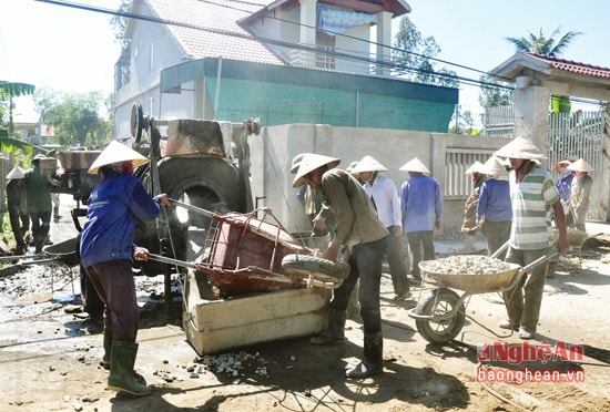 Nhân dân xã Hưng Tây (Hưng Nguyên) làm đường giao thông nông thôn.