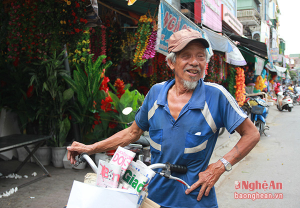 Dù tuổi đã cao, hàng ngày ông Đinh Văn Thuận cùng chiếc xe đạp vẫn rong ruổi khắp các ngả đường Thành phố Vinh để bản báo.