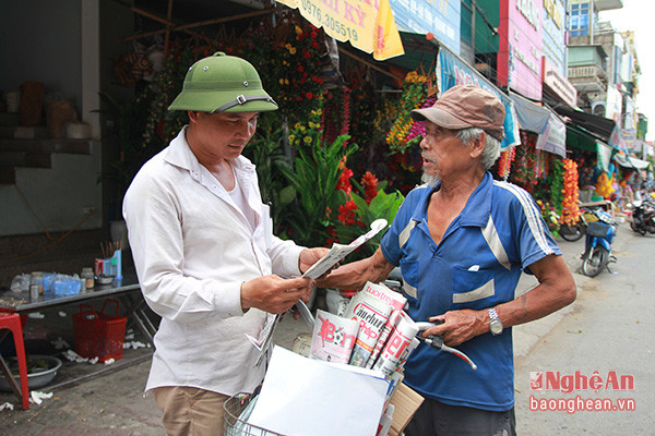 Với ông Thuận, khách mua báo là những người bạn, có thể cùng chuyện trò và chia sẻ những vấn đề được các tờ báo đề cập hàng ngày.