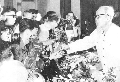 Lúc sinh thời Bác Hồ rất quan tâm đến báo chí.