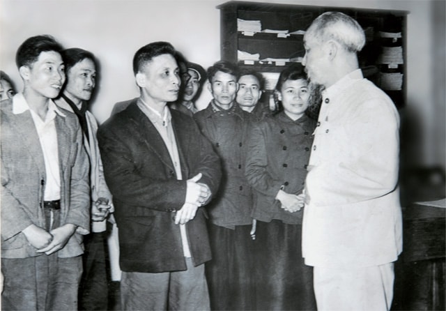 Bác Hồ thăm và chúc Tết cán bộ phóng viên Báo Nhân Dân năm 1957.