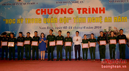 Tỉnh đoàn trao thưởng cho cán bộ Trường Quân sự Quân khu IV có thành tích xuất sắc.