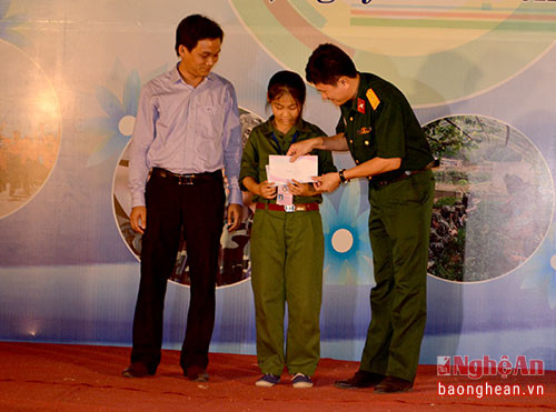 Đại diện Trung ương đoàn và Trường Quân sự Quân khu IV  tặng quà cho học viên có hoàn cảnh khó khăn của lớp học.