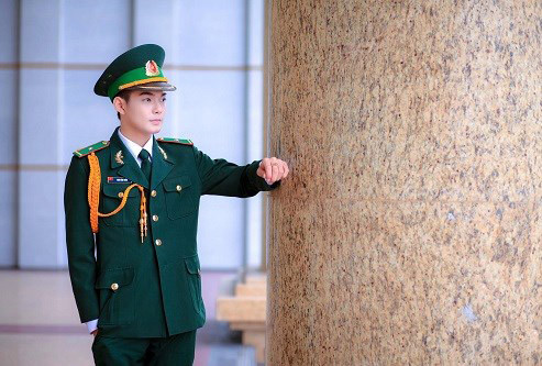 Chia sẻ về bộ ảnh quân phục, Nam Giang cho biết tình cờ được một nhiếp ảnh mời lên Bắc Giang tham gia chụp ảnh, bộ ảnh được thực hiện tại Quảng trường Bắc Giang.