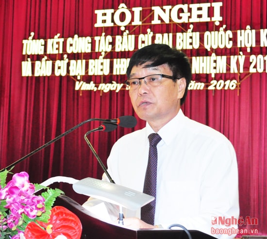 Đồng chí Nguyễn Hồng Minh - Chủ tịch HĐND, Chủ tịch Ủy ban bầu cử thành phố Vinh báo cáo tiến độ triển khai công tác chuẩn bị bầu cử trên địa bàn thành phố Vinh