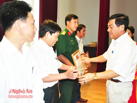 Đồng chí Võ Viết Thanh - Ủy viên Ban Thường vụ Tỉnh ủy, Bí thư Thành ủy tặng Giấy khen cho các tập thể có thành tích xuất sắc trong công tác bầu cử