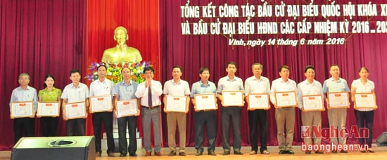 Đồng chí Nguyễn Hồng Minh - Chủ tịch HĐND, Chủ tịch Ủy ban bầu cử thành phố Vinh báo cáo tiến độ triển khai công tác chuẩn bị bầu cử trên địa bàn thành phố Vinh