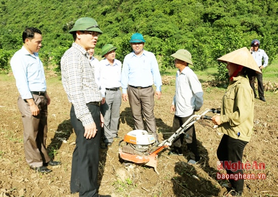 Đội ngũ cán bộ huyện Anh Sơn luôn gần dân, sát dân qua đó nắm bắt tâm tư, nguyện vọng của nhân dân.
