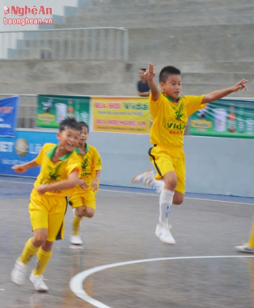 Niềm vui chiến thắng của các cầu thủ NĐ Nghi Lộc.
