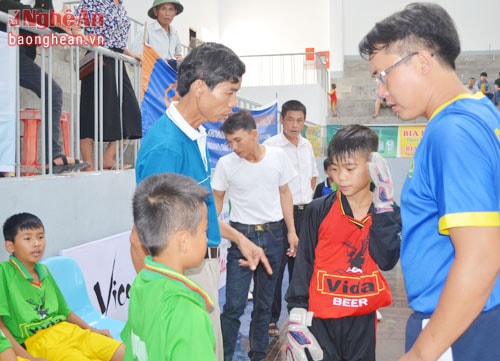 BHL đội Anh Sơn dặn dò các cầu thủ.