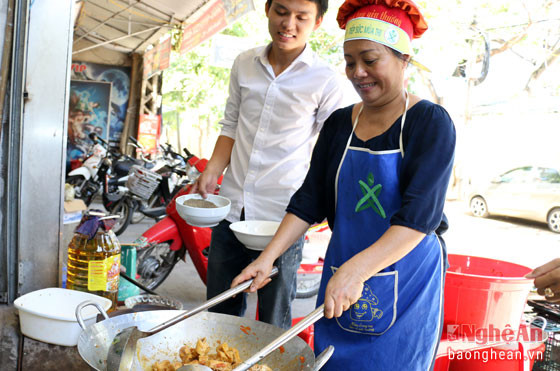 Người dân Thành phố Vinh chuẩn bị các suất cơm miễn phí cho thí sinh tại Kỳ thi năm 2015