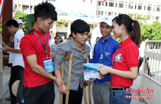 Đội tiếp sức tình nguyện Trường Đại học Vinh hỗ trợ cho thí sinh tại điểm thi của trường