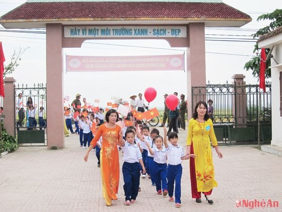 Nghệ An tự hào là quê hương của đồng chí Hồ Tùng Mậu và đang đổi thay từng ngày. Trong ảnh, cô trò Trường TH Hồ Tùng Mậu