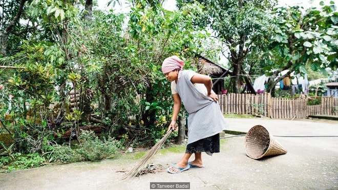 Trước đó, giống như nhiều nơi khác ở Ấn Độ, đường sá ở Mawlynnong cũng đầy phân bò, rác rưởi, chai lọ. Rác ở Ấn Độ nhiều đến nỗi Thủ tướng Modi quyết định triển khai một kế hoạch đầy tham vọng Swachh Bharat Abhiyan (Chương trình dọn sạch Ấn Độ) vào tháng 10/2014, với quyết tâm làm sạch các thành phố lớn của đất nước trước khi tới lễ kỷ niệm sinh nhật lần thứ 150 của người anh hùng dân tộc Mahatma Gandhi năm 2019. 