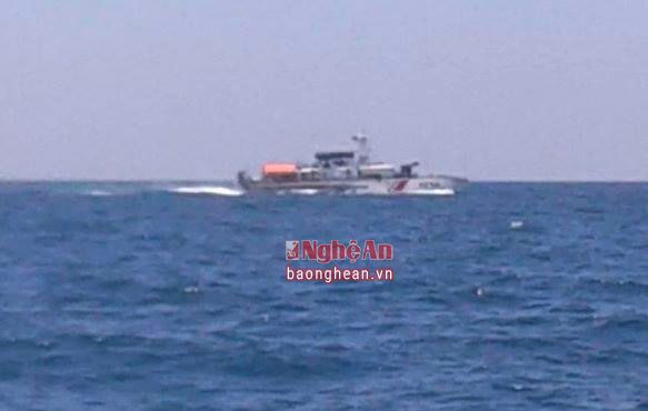 Tàu cảnh sát biển tìm kiếm tung tích máy bay ở vùng biển Nghệ An.