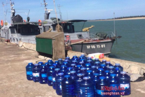 Lực lượng chức năng chuẩn bị nước uống, lương thực thực phẩm để tiếp tế cho đội tìm kiếm ngoài biển.