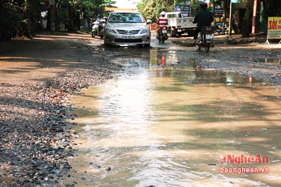 Những khi trời mưa đường Phạm Hồng Thái trở nên lầy lội
