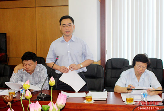Ông Hà Lê Dũng – Phó Cục Trưởng Cục Thuế tỉnh báo cáo công tác thu ngân sách nhà nước 6 tháng đầu năm, triển khai các giải pháp thực hiện nhiệm vụ 6 tháng cuối năm 2016.