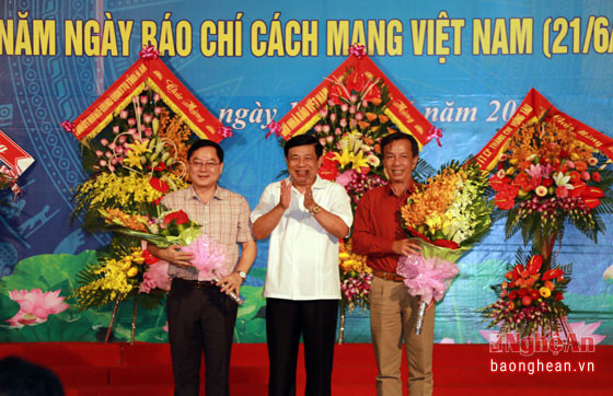 Đồng chí Chủ tịch UBND tỉnh tặng hoa cho Tổng biên tập Báo Tiền Phong và Báo Thanh niên