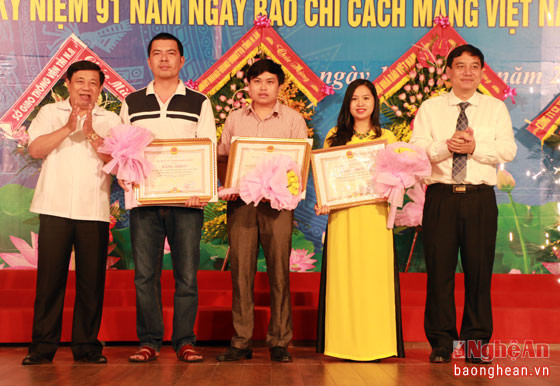 Trao Giải Nhất Giải Báo chí Nghệ An năm 2015