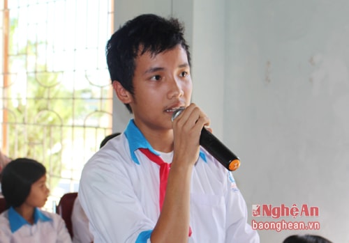 Học sinh trường PTCS Hồ Tùng Mậu trả lời câu hỏi liên quan về cuộc đời, sự nghiệp của Hồ Tùng Mậu.