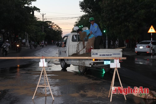 Cơ quan chức năng tiến hành đổ cát lên đoạn đường trơn trượt.