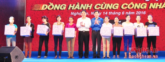 Đồng chí Nguyễn Đắc Vinh - Ủy viên Trung ương Đảng, Bí thư Tỉnh ủy cùng đại diện Trung ương Đoàn tặng quà cho các công nhân có hoàn cảnh khó khăn