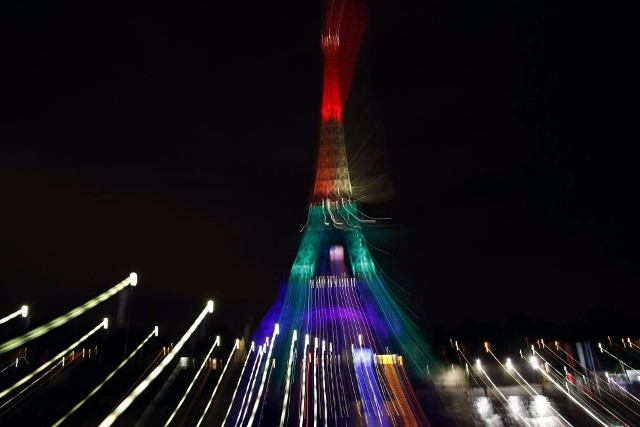 Tháp Eiffel thắp đèn tưởng niệm những nạn nhân xấu số trong vụ xả súng tại hộp đêm Pulse ở Orlando, Mỹ.