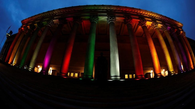 Điện thánh Georges được chiếu sáng theo các màu lục sắc ở Liverpool, Anh ngày 13/6.