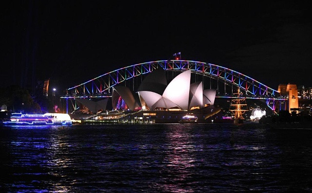 Cầu cảng Sydney được thắp sáng bởi sắc cầu vồng vào ngày 13/6. Nhiều công trình nổi tiếng trên thế giới đã thắp đèn theo màu cầu vồng  để tưởng nhớ những nạn nhân trong vụ xả súng kinh hoàng nhất lịch sử Mỹ.