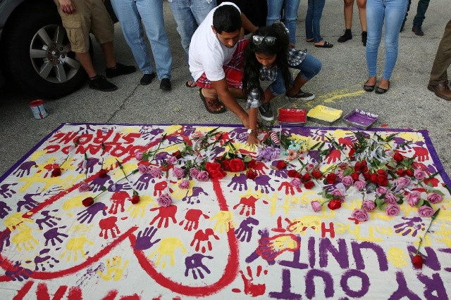 Nhiều người cùng dựng lên 1 đài tưởng niệm tạm thời gần hộp đêm Pulse – nơi xảy ra vụ xả súng kinh hoàng để mọi người có thể in dấu bàn tay lên đó, như là hành động tưởng nhớ những nạn nhân xấu số.