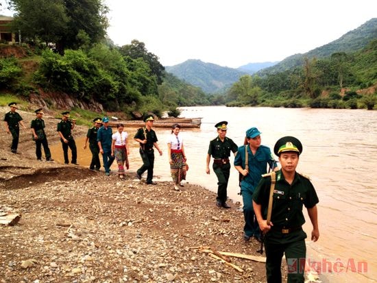 Bộ đội đồn Biên phòng Mỹ Lý (Kỳ Sơn) phối hợp  dân quân địa phương tuần tra bảo vệ ANTT địa bàn.  Ảnh: P.V