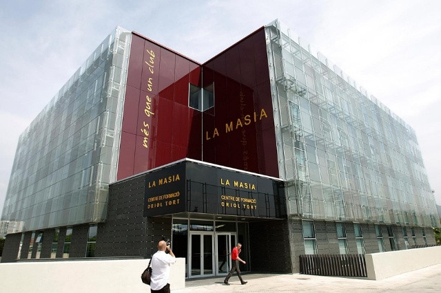 Tòa nhà học viện bóng đá La Masia hiện tại, được khánh thành năm 2011 bao gồm trường học và nhiều cơ sở chuyên môn khác
