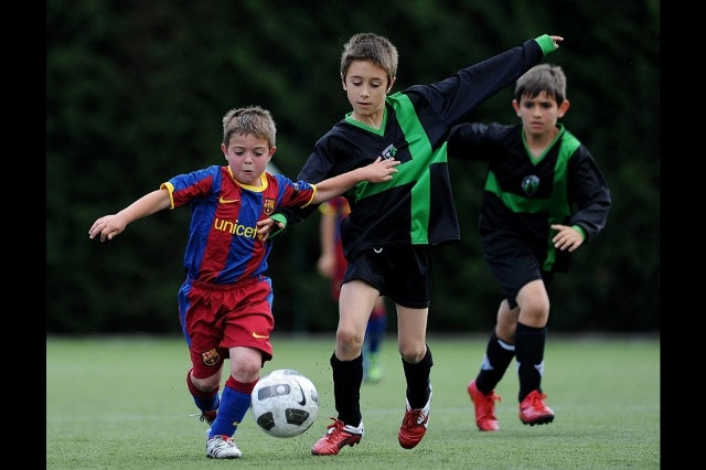 Do chú trọng triết lý bóng đá kỹ thuật hơn là thể hình nên các cầu thủ trẻ của Barca thường thấp bé hơn đối thủ cùng trang lứa