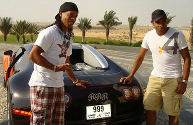 Ronaldinho là cầu thủ xuất sắc bậc nhất thế giới trên sân cỏ trước đây. Ngoài đời, anh cũng là một trong những cầu thủ giàu có nhất làng túc cầu. Ronaldinho có Hummer H2 được độ lại khá cầu kỳ, tuy nhiên ngôi sao trong bộ sưu tập xe của cầu thủ này là Bugatti Veyron trị giá 1,7 triệu USD, ngang giá xe của Ronaldo. 