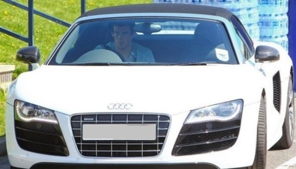 Gareth Bale của Real Madrid là cầu thủ chạy cánh tốt nhất hiện nay. Và anh đang sử dụng Audi R8 GT màu trắng tương tự Neymar.   