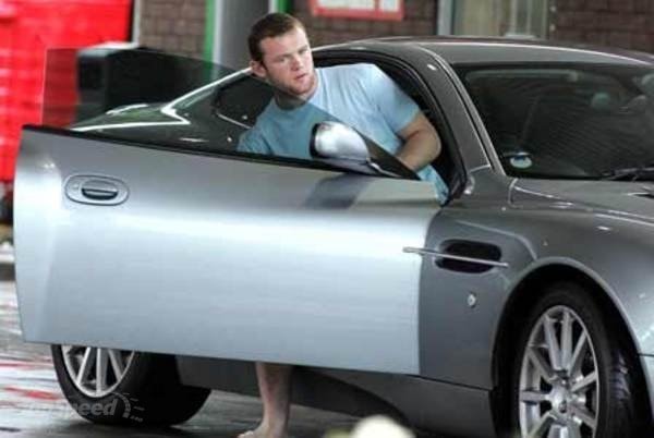 Wayne Rooney là cầu thủ thuộc câu lạc bộ Manchester United. Anh cũng là người mê siêu xe. Tuy nhiên chiếc xe được cầu thủ này thường xuyên sử dụng là Vanquish S giá trên 200.000 USD.   