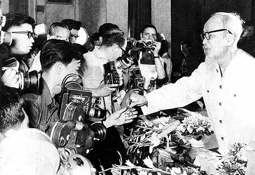 Bác Hồ với phóng viên báo chí.