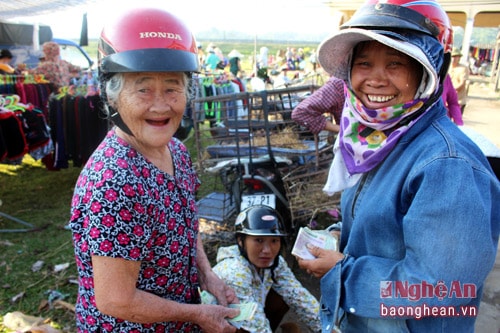 Sau một hồi ngã giá, cả kẻ bán lẫn người mua đều vui vẻ trao chó, nhận tiền. Thường thì người bán sẽ bớt cho người mua một ít tiền, theo quan niệm dân gian là để làm vía cho chó con mau lớn.