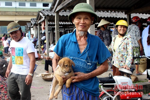 Tan chợ, các chú chó con theo chủ về nhà mới hoặc ngoan ngõan nằm im trong lồng sắt theo lái buôn đi các chợ. Về Thanh Chương mua khoai chợ Rộ, mua măng chợ Chùa, còn mua chó con làm giống thì đến chợ Dùng.
