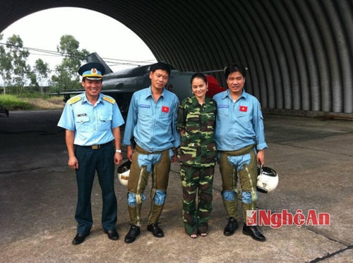 Phi công Nguyễn Hữu Cường (ngoài cùng bên phải).