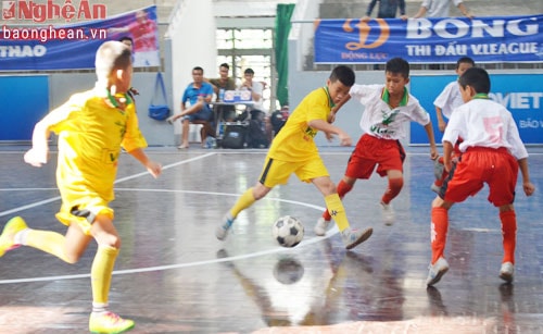 Pha tranh bóng giữa cầu thủ 2 đội